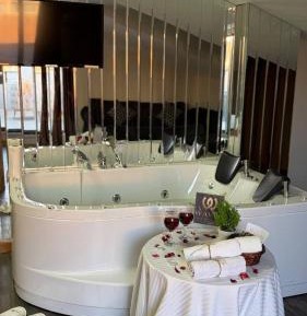 Deluxe Suite with Spa Bath