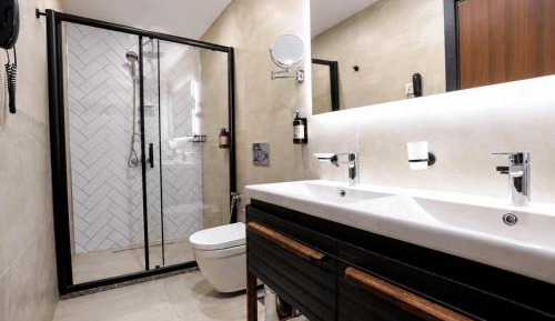 Deluxe King Room with Lake View - Non-Smoking