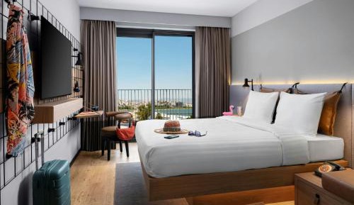 Moxy Queen Room with Partial Sea View