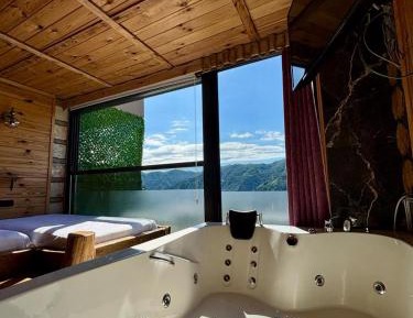 Deluxe Queen Suite