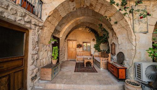Deluxe Cave Suite with Jacuzzi