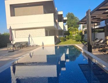 Apartment with Pool View 
