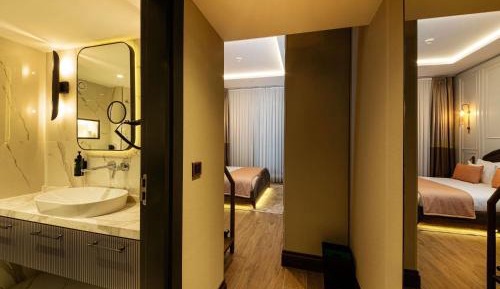 Executive Suite with One King Bed and Two Single Beds