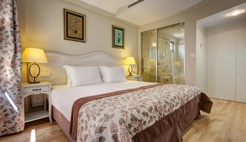 Queen Room with Spa Bath