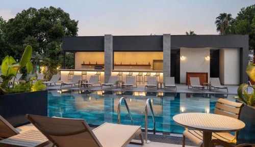 Privilege Swim-Up Room