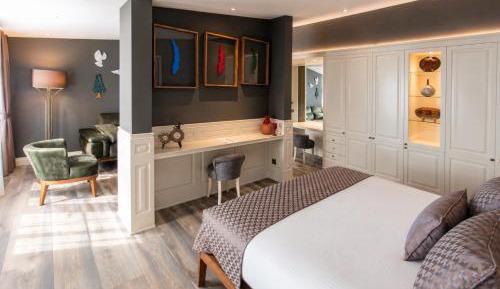 Deluxe Suite with Spa Bath