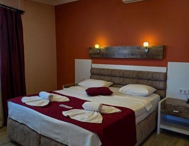Deluxe Double Room (2 Adults + 1 Child)