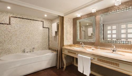One-Bedroom Suite with King Bed - Non-Smoking