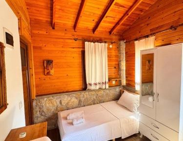Basic Triple Room with Shared Bathroom