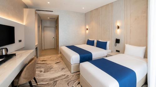 Trendy Room with 1 King + 1 Single Bed
