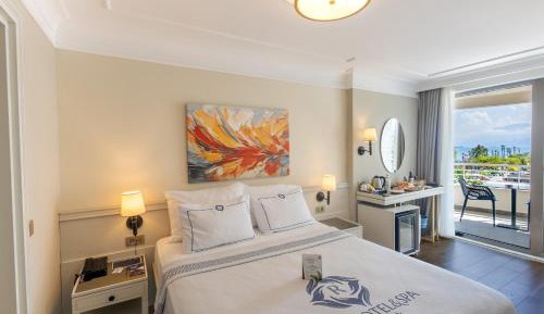 Deluxe Double Room with Side Sea View