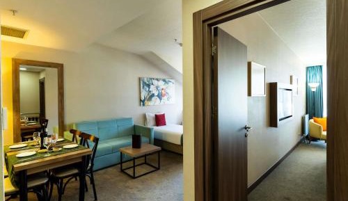 Connecting Room