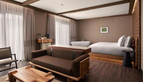 Corner King Suite with Mountain View/Balcony/Fireplace