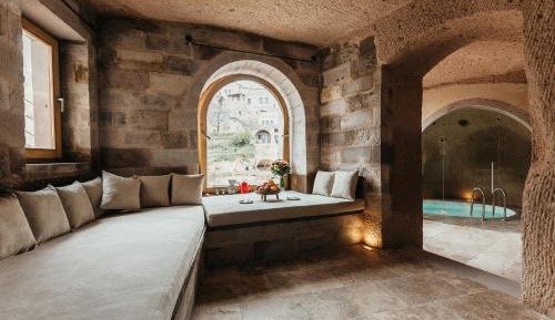 Grand Cave Pool Suite