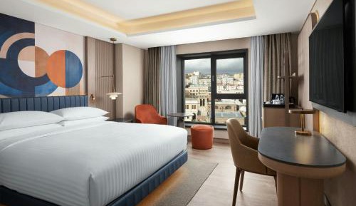 Larger Deluxe Family Room, 1 King Bed, 2 Twin Bed, City View