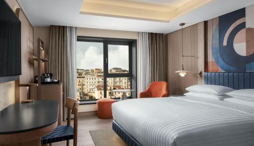 Deluxe Guest Room, 1 King Bed, City View