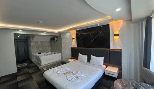 Suite with Hot Tub
