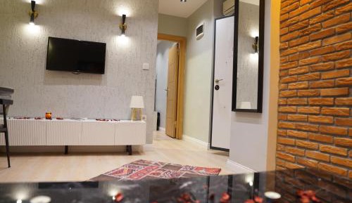 Deluxe One-Bedroom Apartment