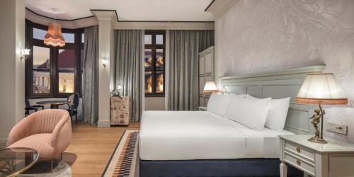 Junior Corner King Suite with City View