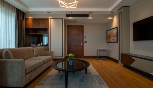 Deluxe King Suite