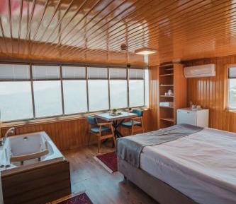 Suite with Hot Tub