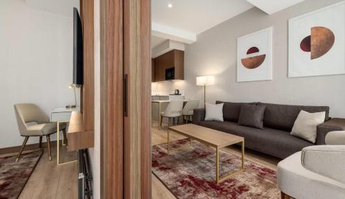 One-Bedroom Luxury King Room