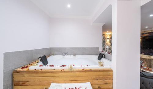 Studio with Spa Bath