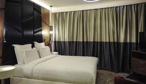 Deluxe Suite with King Bed - Lounge Access