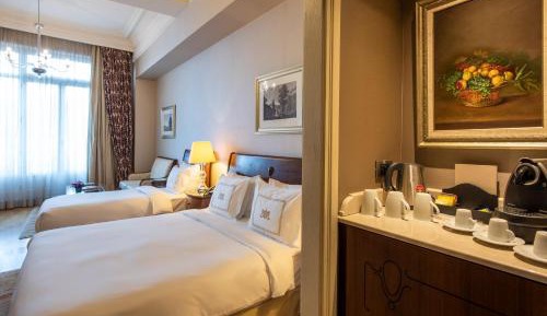 Grand Pera Triple Room