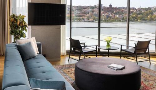 One-Bedroom Corner Suite with Sea View and Butler Service