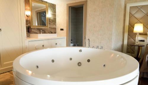 King Suite with Spa Bath