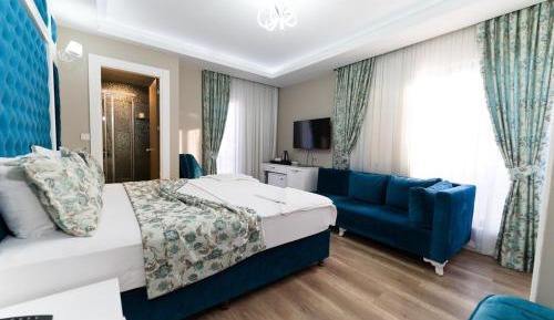 Deluxe Family Room (2 Adults + 1 Child)