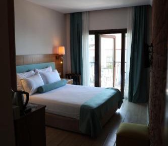 Deluxe Double Room with Side Sea View