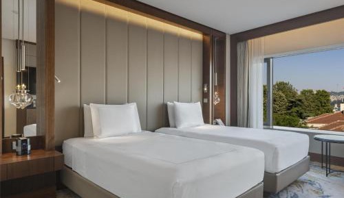 Deluxe Twin Room with Partial Bosphorus View