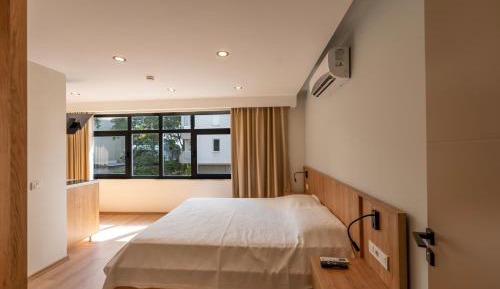 Standard Queen Room