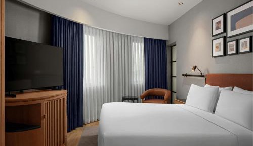 Superior Corner King Room with City View