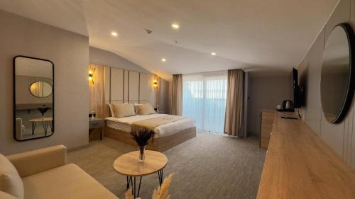 Queen Suite with Sea View