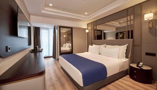 Deluxe Family Room