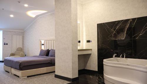 Studio with Spa Bath