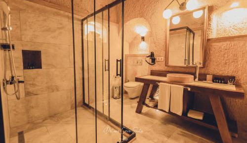 Deluxe Cave Suite With Fireplace