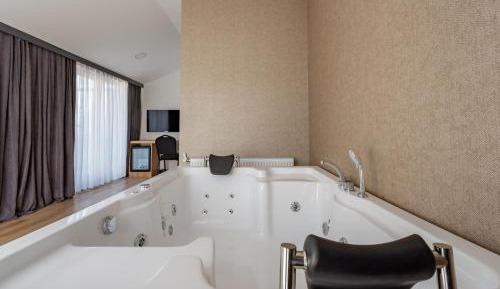 King Room with Spa Bath