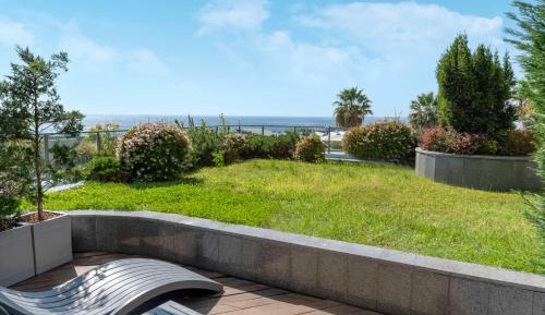 Suite with Balcony and Garden View