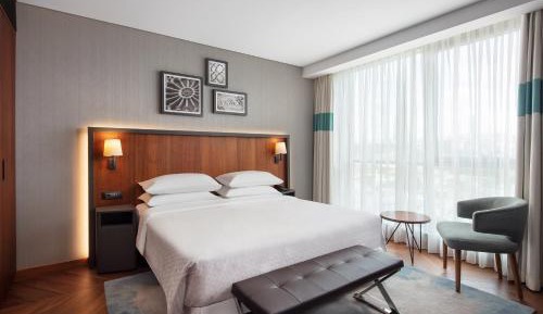 One-Bedroom Junior King Suite