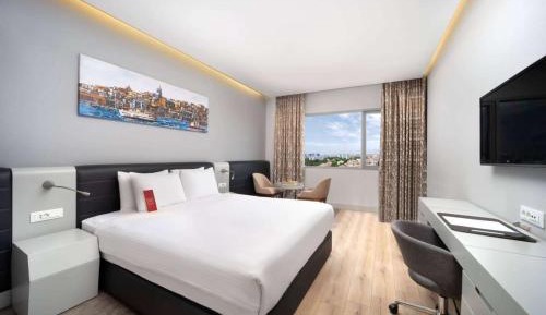 Standard King Room with City View
