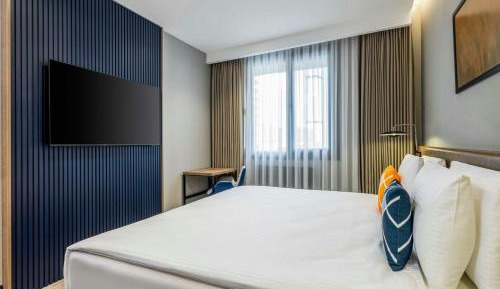 Standard King Room with Street View