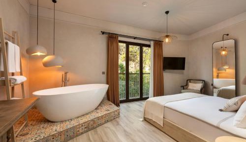 Romantic Room with Bathtub