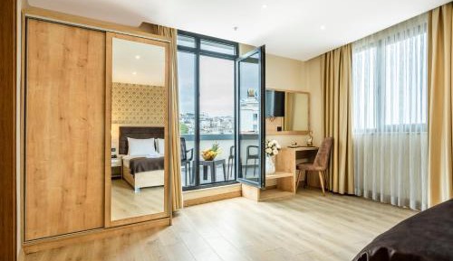 Deluxe Suite with Sea View