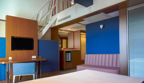 Two-Bedroom Bi-Level Loft with Street View - Top Floor
