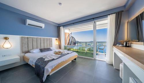 Deluxe Double Room with Balcony and Sea View