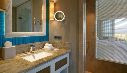 Deluxe Room, Guest room, 1 King, Sea view, Balcony